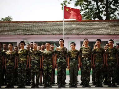Sejumlah siswa Tiongkok bersiap mengikuti latihan kemiliteran untuk melepaskan diri dari kecanduan terhadap dunia maya, foto diambil 11/6/2014. (REUTERS/Kim Kyung-Hoon)