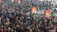 Pelancong yang mengenakan masker mengantre kereta di sebuah stasiun di Guangzhou di Provinsi Guangdong, China, Jumat (28/1/2022). Warga China bepergian ke kampung halaman mereka untuk Tahun Baru Imlek yang merupakan salah satu mobilitas manusia terbesar sedunia. (Chinatopix via AP)