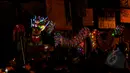 Atraksi barongsai naga saat malam perayaan Cap Go Meh di Bogor, Jawa Barat, Kamis (5/3/2015). Malam perayaan Cap Go Meh di Kota Bogor berlangsung meriah. (Liputan6.com/Helmi Fithriansyah)