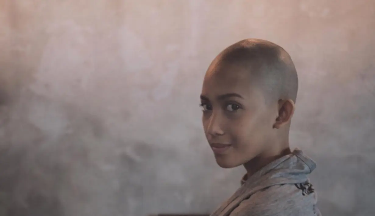 Aktris muda Dhea Seto mencukur rambut warna-warninya demi peran di film `Pinky Promise`. Putri Kak Seto ini berusaha tampil total untuk menghasilkan karya-karya terbaik. (Instagram/@ringgoagus)
