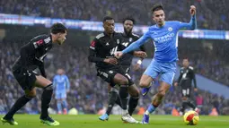 Pemain Manchester City Jack Grealish (kanan) menggiring bola saat melawan Fulham pada pertandingan sepak bola putaran keempat Piala FA di Etihad Stadium, Manchester, Inggris, 5 Februari 2022. Manchester City menang 4-1. (AP Photo/Jon Super)