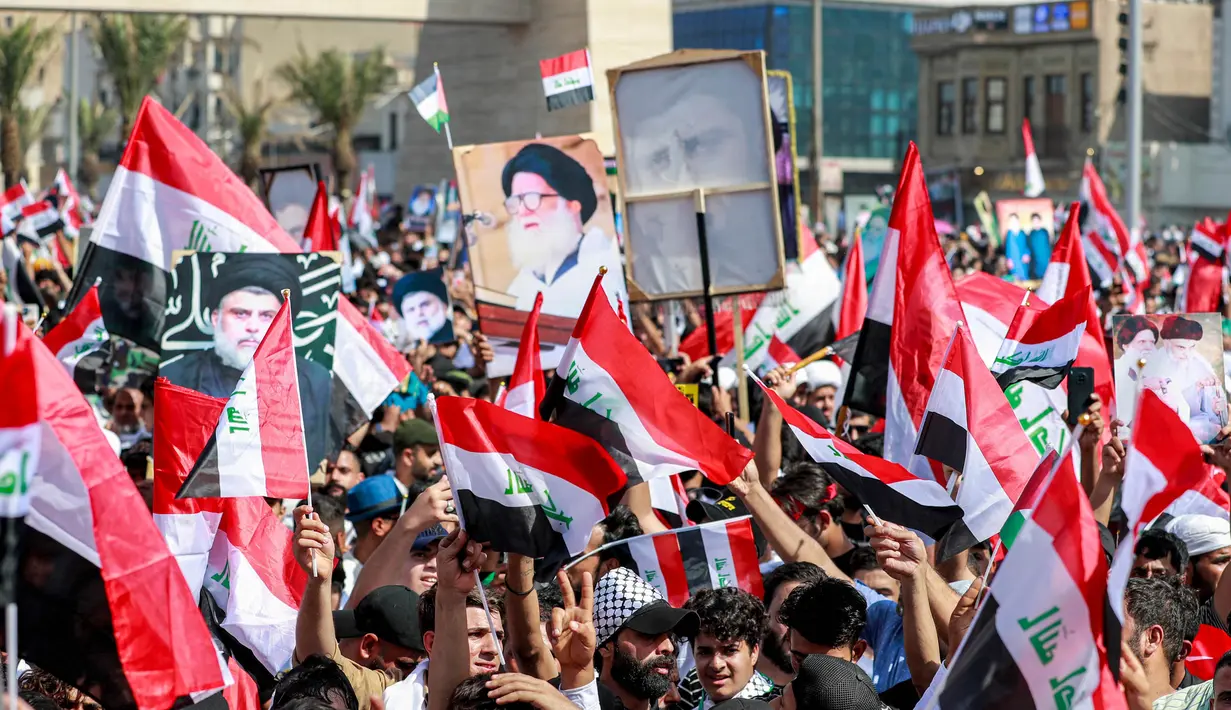 Dalam aksinya, massa mengibarkan bendera Palestina sebagai simbol dukungan. (Ahmad Al-rubaye/AFP)