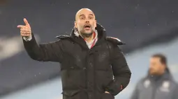 Pelatih Manchester City, Pep Guardiola, memberikan arahan kepada pemainnya saat menghadapi Aston Villa pada laga lanjutan Liga Inggris di Etihad Stadium, Kamis (21/1/2021) dini hari WIB. Manchester City menang 2-0 atas Aston Villa. (AFP/Martin Rickett/pool)