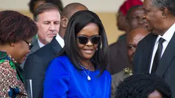 Ibu Negara Zimbabwe, Grace Mugabe menghadiri pameran pertanian di Ibu Kota Harare, Jumat (25/8).  Grace Mugabe muncul ke hadapan publik untuk pertama kalinya sejak kasus dugaan penganiayaan menyebar luas dua pekan terakhir. (AP Photo/Tsvangirayi Mukwazhi)