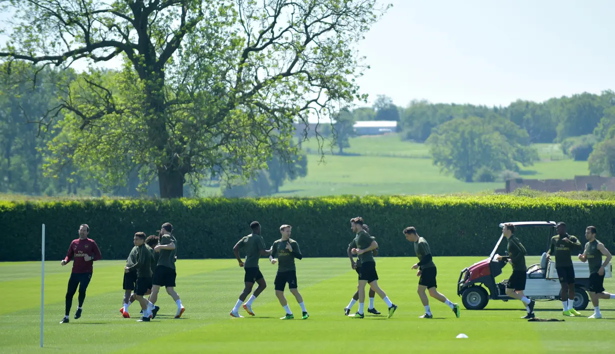 Pemain Arsenal melakukan pemanasan saat mengikuti latihan di pusat pelatihan London Colney di St. Albans (21/5/2019). Arsenal akan bertanding melawan Chelsea pada babak Final Liga Europa pada 29  Mei di Baki Olimpiya Stadionu. (AFP Photo/Olly Greenwood)