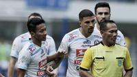 Bek Arema FC, Arthur Cunha, melakukan protes kepada wasit saat pertandingan melawan Persib Bandung pada laga persahabatan di Stadion GBLA, Bandung, Minggu (18/3/2018). Persib menang 2-1 atas Arema FC. (Bola.com/M Iqbal Ichsan)