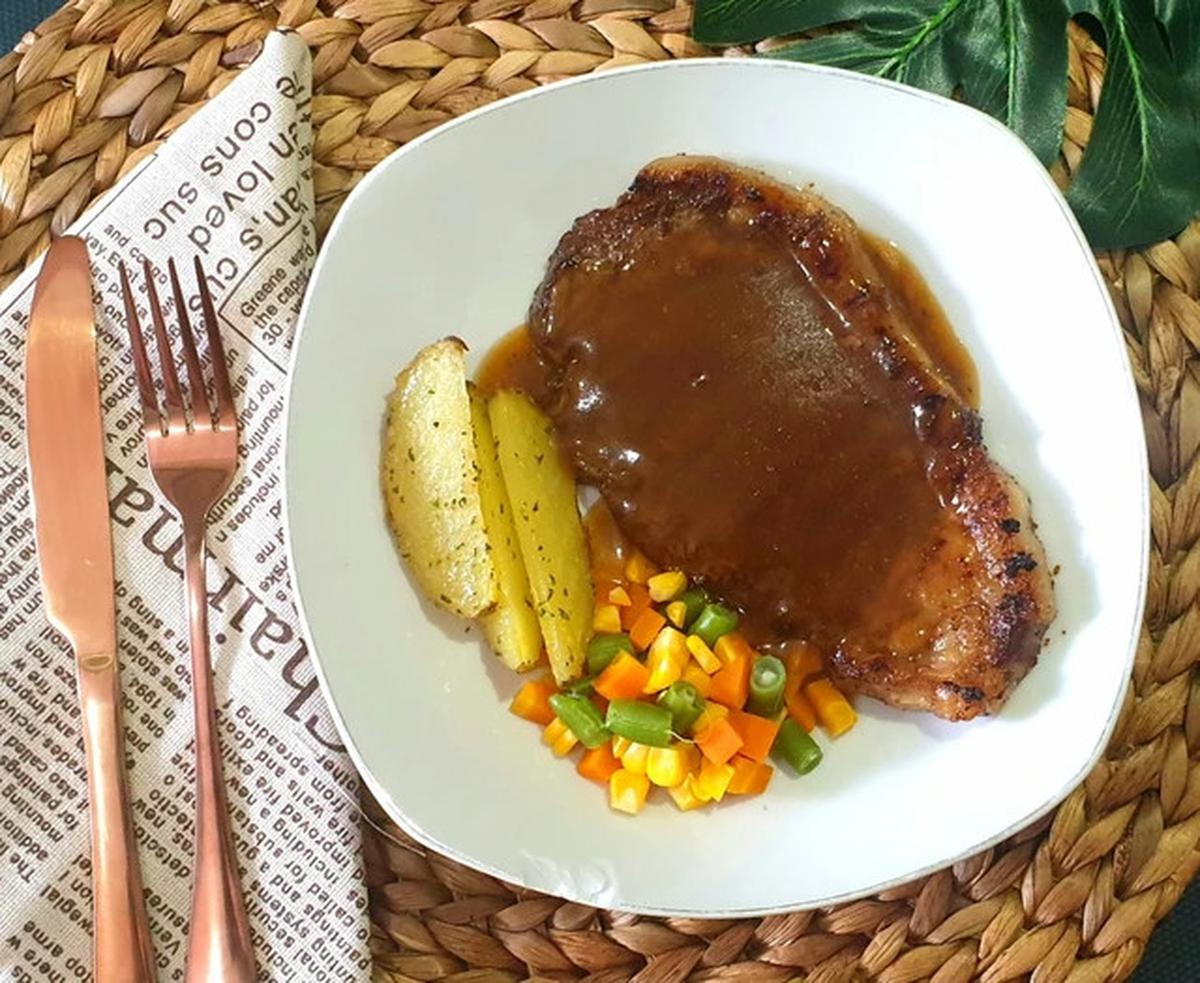 Ilustrasi Steak Daging Kurban dengan Saus Kental