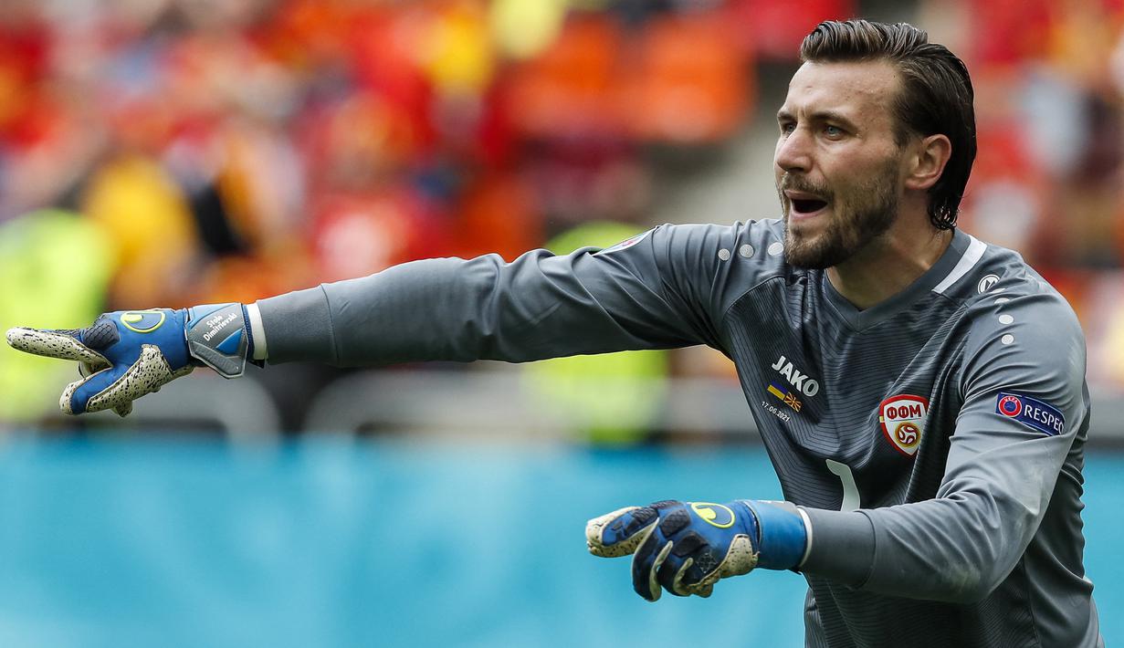Stole Dimitrievski. Kiper asal Makedonia Utara yang tampil pada Euro 2020 lalu, kini memasuki musim keempatnya berseragam Rayo Vallecano sejak 2018/2019. Ia dilahirkan pada tanggal 25 Desember 1993 di Santa Rosa, Argentina. Natal tahun ini ia genap berusia 28 tahun. (AFP/Pool/Robert Ghement)