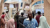 Di tengah kesibukan pameran INACRAFT 2025, ada satu tempat yang wajib dikunjungi, yaitu booth Rumah BUMN. Di sini, pengunjung bisa menyaksikan langsung produk kreatif unggulan dari UMKM Indonesia yang siap bersaing di pasar global.