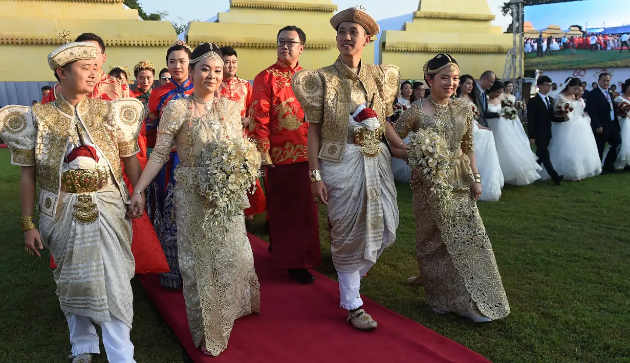 Pasangan pengantin asal Tiongkok mengikuti upacara pernikahan massal di Kolombo, Sri Lanka (17/12). Acara nikah massal yang digelar di Sri Lanka ini diikuti oleh 50 pasang asal Tiongkok. (AFP Photo/Ishara S. Kodikara)