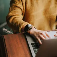 Illustrasi bisnis online. foto: Christin/Unsplash