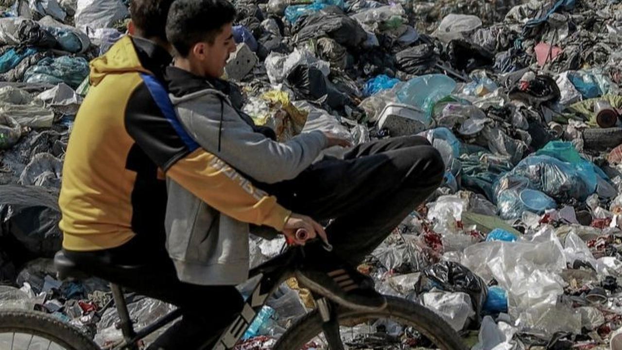 FOTO: Potret Memprihatinkan Kondisi Tumpukan Sampah di Jalur Gaza yang Semakin Menggunung dan Mengancam Kesehatan Para Pengungsi