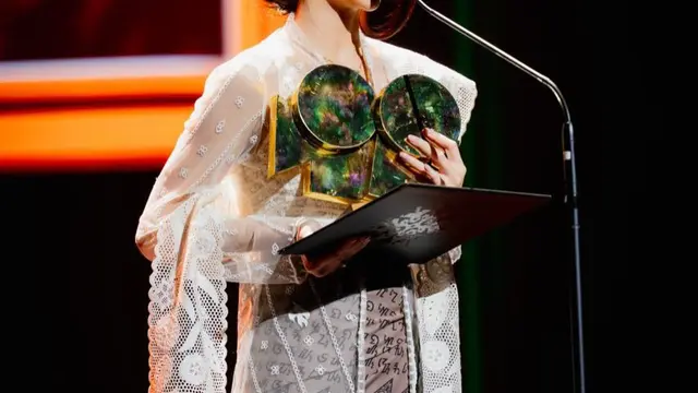 Boyong Piala di FFI 2025, Leya Princy Tampil Memikat dengan Kebaya Putih dan Kain Batik Aksara Sunda Kuno Karyanya Sendiri