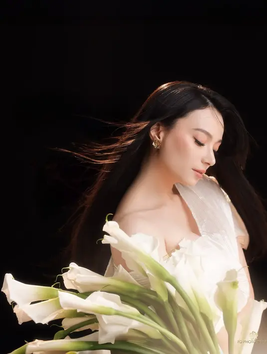 Lengkapi tampilan ala dewi, Asmirandah kenakan one shoulder pleated dress nude. Memancarkan aura bersinar yang maksimal [@fdphotography90]