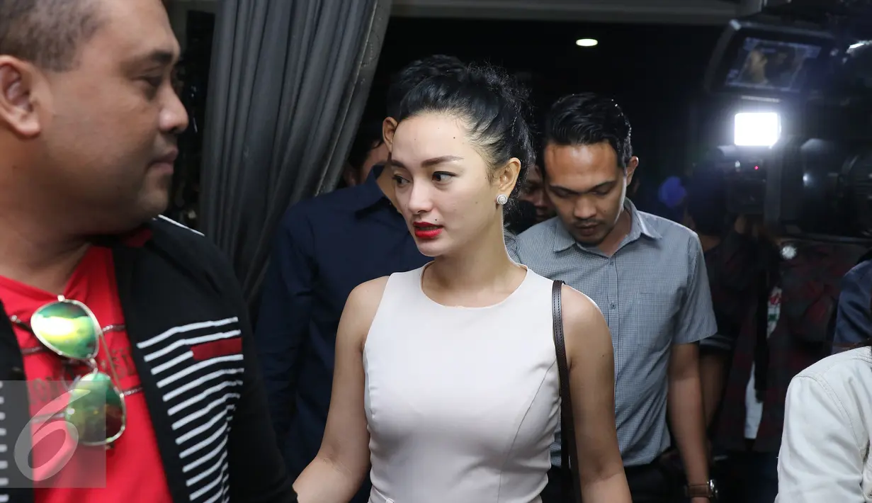 Zaskia Gotik meninggalkan ruangan jumpa pers terkait penghinaan lambang negara di kantor Nagaswara, Jakarta, Selasa (22/3). Zaskia Gotik meminta maaf terkait ucapan dirinya yang dianggap menghina lambang negara. (Liputan6.com/Herman Zakharia)