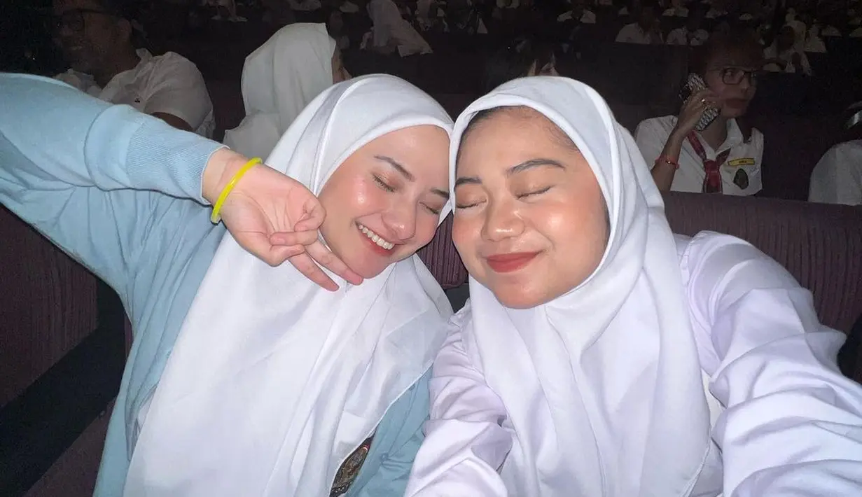 Siapa sangka, istri mendiang ustaz Ameer Azzikra ini keturunan bule. Nadzira Shafa berdarah campuran  Arab, Betawi dan Sunda. Tak heran jika potretnya seolah mirip bule Timur Tengah.   (Liputan6.com/IG/@enazirashf_)