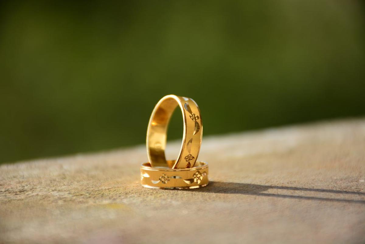 Pilih Cincin Emas atau Perak? Ini Panduan Lengkapnya untuk Anda