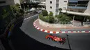 Pembalap Ferrari Charles Leclerc mengemudikan mobilnya pada latihan bebas kedua untuk balapan F1 GP di Sirkuit Monaco, Monaco, Kamis (20/5/2021). F1 GP Monaco akan berlangsung pada 23 Mei 2021. (AP Photo/Luca Bruno)