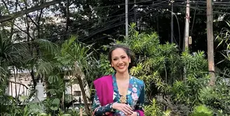 BCL tampil memukau dalam balutan kebaya. Ragam kreasi dengan motif seru membuat gayanya begitu memukau. [Foto: Instagram/ Bclsinclair]