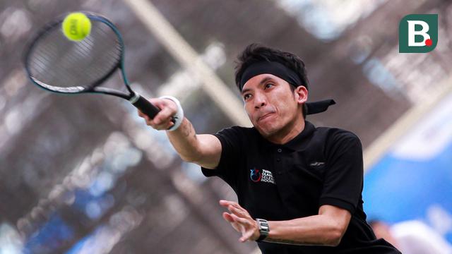 Foto: Diwarnai Nabrak Layar TV, Pasangan Raffi dan Desta Menang Comeback di Cabor Tenis Turnamen Olahraga Selebriti Indonesia