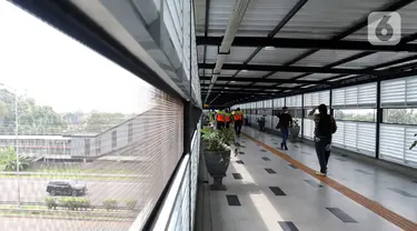 Suasana peningkatan aksesibilitas setelah penataan Stasiun Pondok Ranji, Tangerang Selatan, Banten, Kamis (16/6/2022). Penataan Stasiun Pondok Ranji dilakukan untuk mengurai kemacetan  yang sering terjadi di kawasan tersebut dan memudahkan akses pengguna kereta untuk menjangkau stasiun. (Liputan6.com/Johan Tallo)