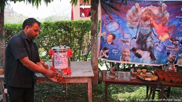 ratusan warga India minum urine sapi