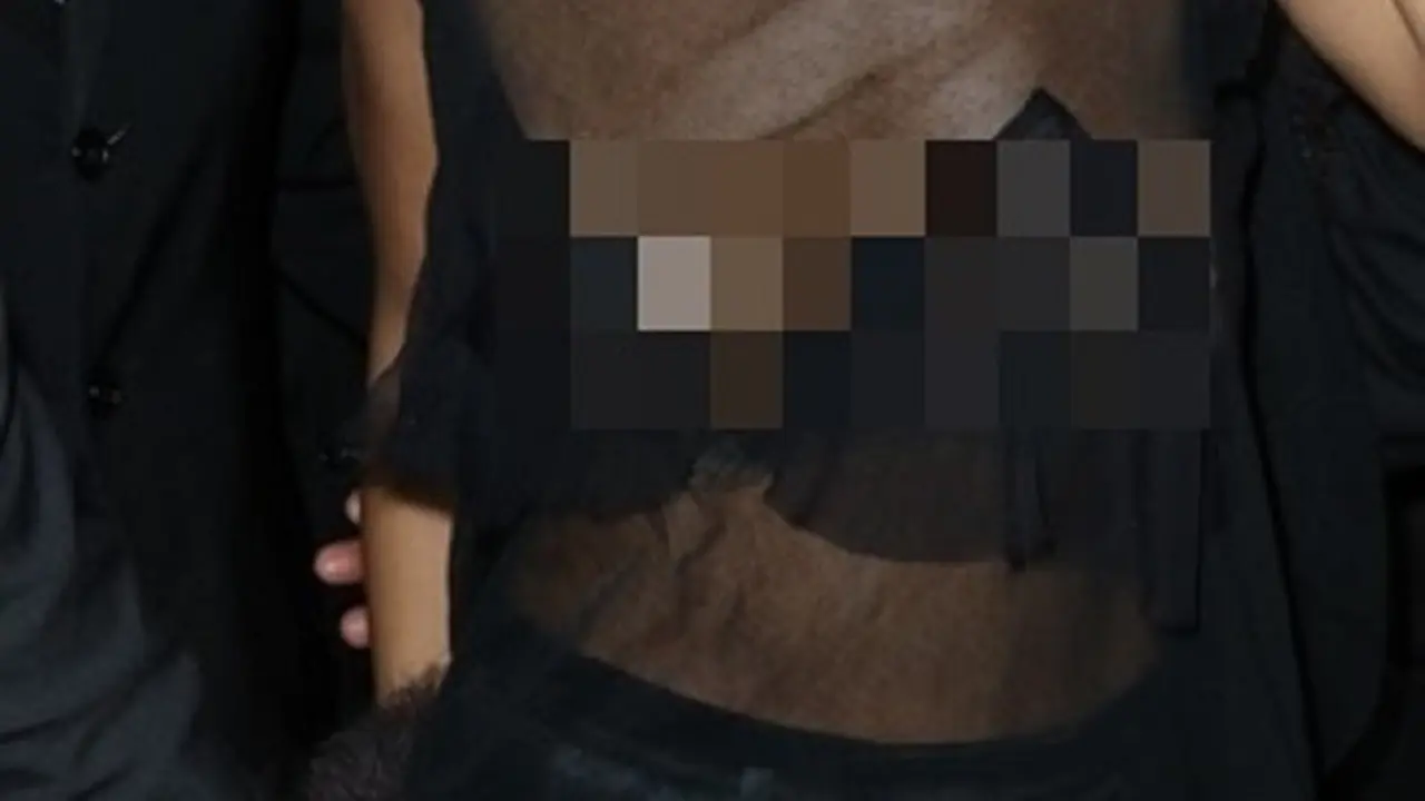 Tujuan mengenakan gaun transparan memang agar tampak seksi. Namun, para selebritas juga kadang mengalami malafungsi pakaian yang memalukan.