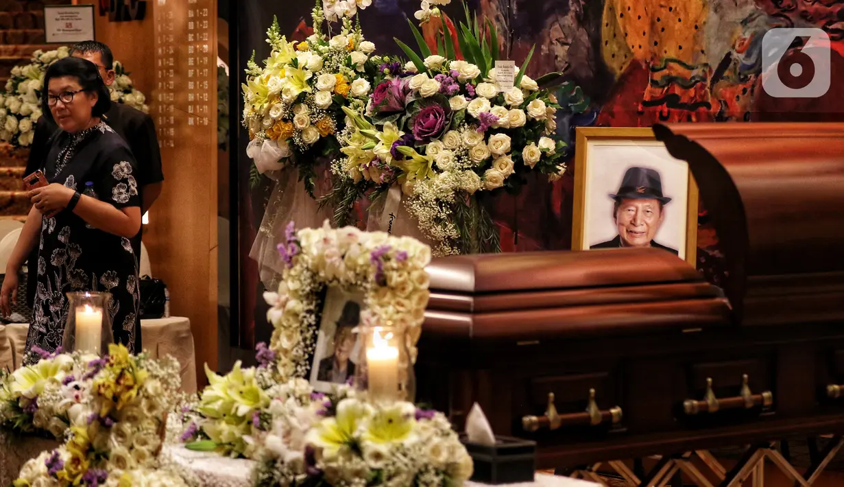 Peti jenazah almarhum pengusaha Ciputra saat disemayamkan di Gedung Ciputra Artpreneur, Jakarta, Kamis (28/11/2019). Pendiri Ciputra Group tersebut meninggal pada usia 88 tahun di Rumah Sakit Gleneagles, Singapura. (Liputan6.com/Johan Tallo)