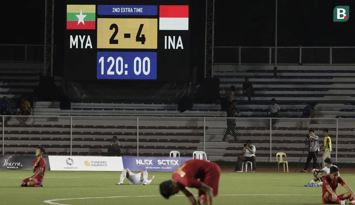 Para pemain Timnas Indonesia U-22 sujud syukur usai mengalahkan Myanmar U-22 pada semifinal SEA Games 2019 di Stadion Rizal Memorial, Manila, Sabtu (7/12). Indonesia menang 4-2 atas Myanmar. (Bola.com/M Iqbal Ichsan)