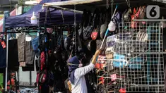 Pedagang Kaki Lima merapikan dagangannya di kebayoran lama, Jakarta, Selasa (21/9/2021). Untuk mendorong pertumbuhan ekonomi dampak PPKM pemerintah mempercepat penyaluran Bantuan Langsung Tunai (BLT) untuk Pedagang Kaki Lima (PKL). (Liputan6.com/Johan Tallo)