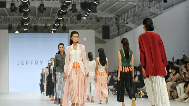 Sinergi Otomotif dan Fashion, Mazda x Jeffry Tan-Yosafat Dwi Kurniawan di Panggung JFW 2023