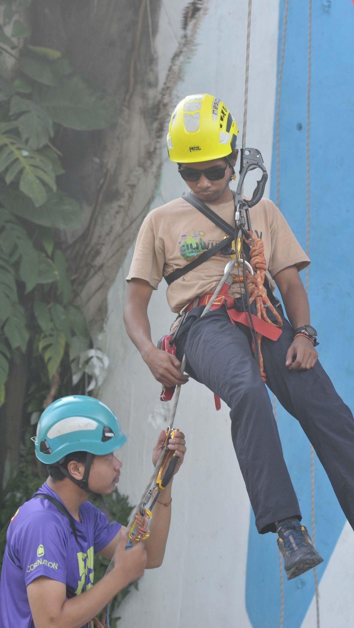 Penyelamatan dengan teknik croll to croll, counter balance, dan power system ini dapat digunakan untuk segala medan.&nbsp;Foto: Merdeka.com/Imam Buhori