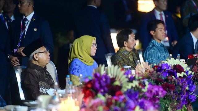 Potret Pangeran Mateen yang Tampil Keren dalam Balutan Batik Warna Biru dan Xavier Trudeau yang Tak Kalah Kece Saat Mendampingi Ayah Mereka di Gala Dinner KTT ASEAN 2023 (Foto: Laily Rachev - Biro Pers Sekretariat Presiden)