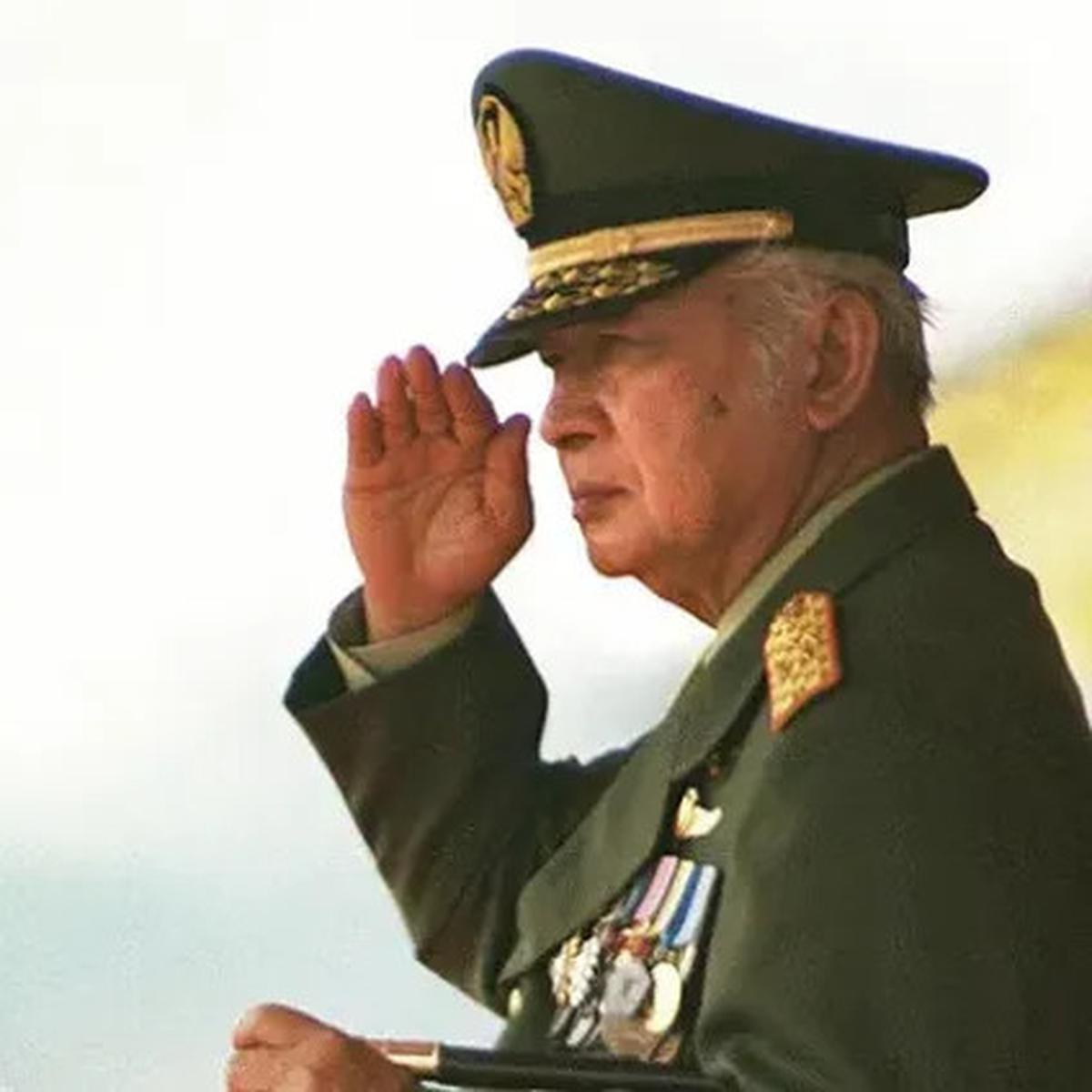Potret Lawas Presiden Soeharto Mendapat Pangkat Jenderal Besar Bintang 5