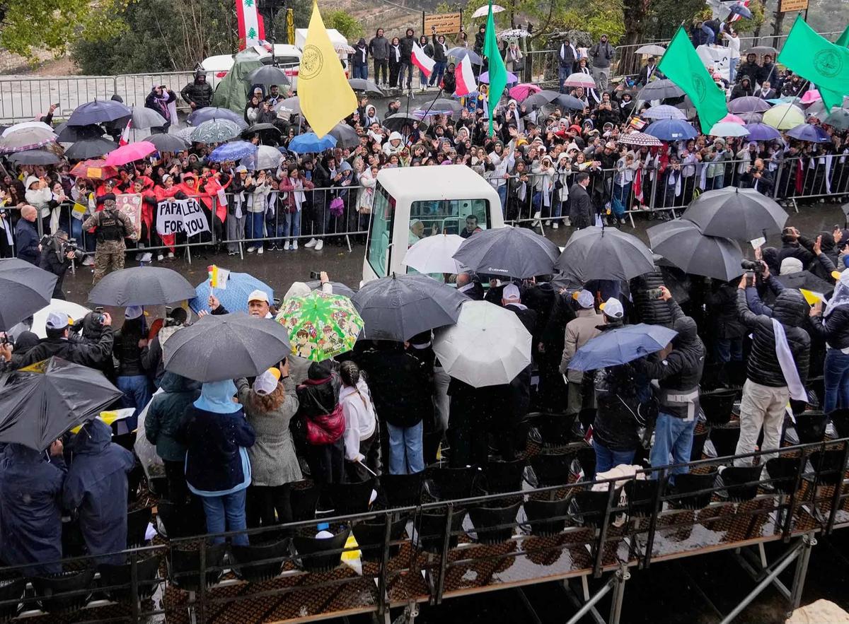 FOTO: Disambut Ribuan Warga, Paus Leo XIV Mulai Misi Perdamaian di Lebanon
