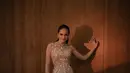 Enzy Storia mengenakan gaun wedding after-party rancangan Monica Ivena. [Foto: Instagram @monicaivena]