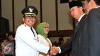 Gubernur DKI Jakarta Basuki T Purnama  memberikan selamat kepada Walikota Jakarta Selatan Tri Kurniadi (kiri) usai pelantikan di balai kota, Jakarta, Kamis (13/8/2015). Tri menggantikan Syamsuddin Noor yang dipecat. (Liputan6.com/Herman Zakharia)