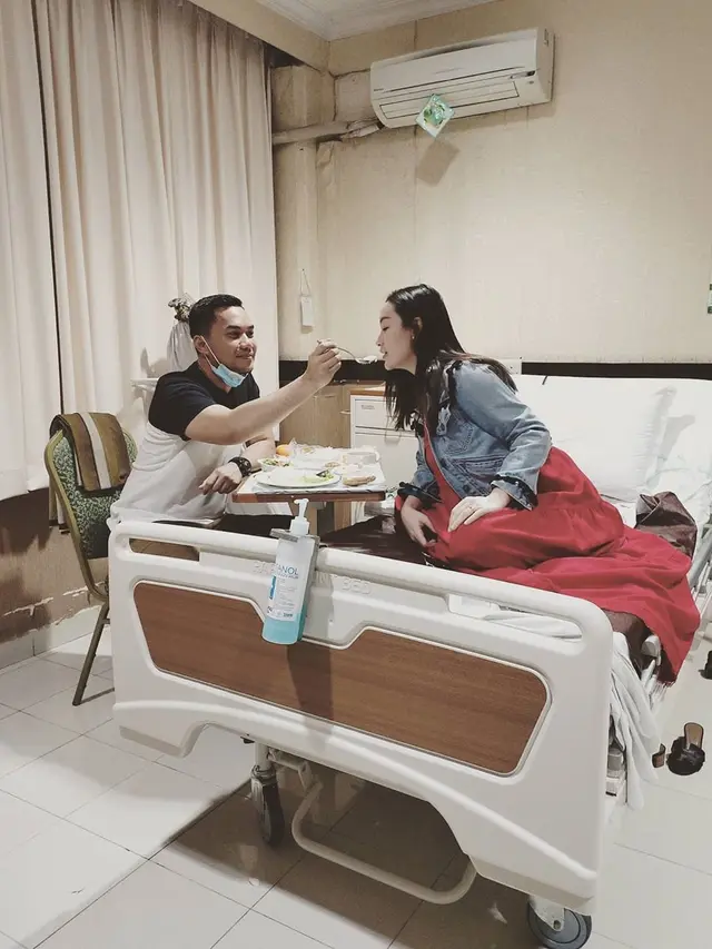 Setia Menemani di Rumah Sakit, Ini 6 Momen Manis Zaskia Gotik dan Sirajuddin