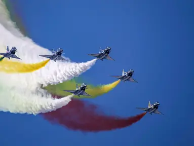 Tim Aerobatik Bayi tampil dalam perayaan HUT ke-70 Angkatan Udara Tentara Pembebasan Rakyat di Changchun, Provinsi Jilin, Kamis (17/10/2019). Acara ini berlangsung selama lima hari. (STR/AFP)