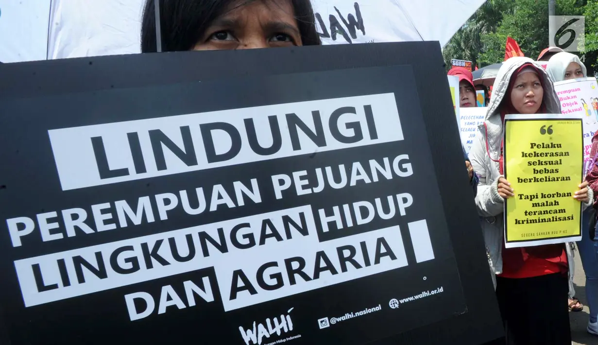 Ratusan aktifis perempuan dari 65 organisasi kemasyarakatan melakukan aksi memperingati Hari Perempuan Internasional di depan Istana Merdeka, Jakarta, Jumat (8/3). Mereka menuntut pemerintah mencabut PP No.78/2015. (merdeka.com/Arie Basuki)