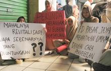 FOTO: Pasar Pramuka Lumpuh, Pedagang Gelar Aksi Tolak Revitalisasi yang Dinilai Memberatkan