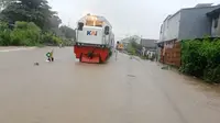 Perjalanan kereta api sritanjung tergangunggu akibat perlintasan terendam banjir (Istimewa)