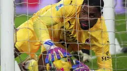 Kiper AC Milan, Mike Maignan gagal menghalau bola tendangan pemain Atalanta Charless De Cetelaere yang berbuah menjadi gol pada laga lanjutan Liga Italia 2024/2025 di ewiss Stadium, Bergamo, Italia, Sabtu (07/12/2024) dini hari WIB. (AP Photo via Spada/LaPresse)