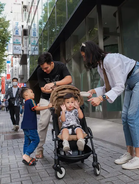 Paula Verhoeven mengaku tahu betul sifat sang suami. Begitu juga dengan unggahannya, ia juga mengaku tak kaget. Begitu juga dengan keluarganya. "Insha Allah nggak (kaget). Mereka ya udah ngertiin gimana karakter suami aku sih gitu," ujar Paula. [Instagram/paula_verhoeven]