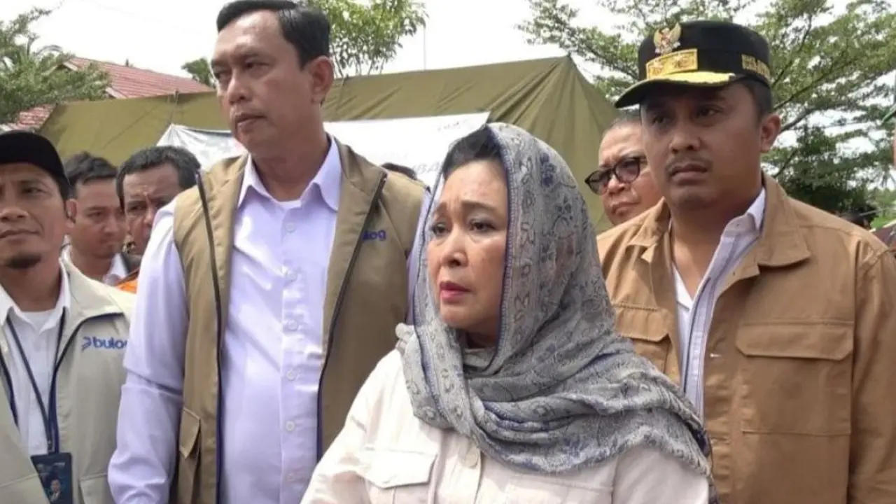 Ketua Komisi IV DPR Siti Hediati Hariyadi atau Titiek Soeharto saat menyalurkan bantuan pangan bagi korban bencana alam di Padang, Sumatra Barat (Sumbar) pada Minggu 30 November 2025.