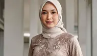 Gamis Brokat Lilit yang Simpel dan Nyaman (Tyas Titi via Meta AI)