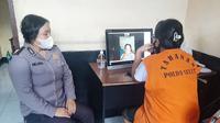 Abast mengatakan, virtual meeting tersebut diawasi oleh personel Dittahti Polda Sulut yang sedang bertugas jaga tahanan atau piket, dengan tetap mematuhi protokol kesehatan.