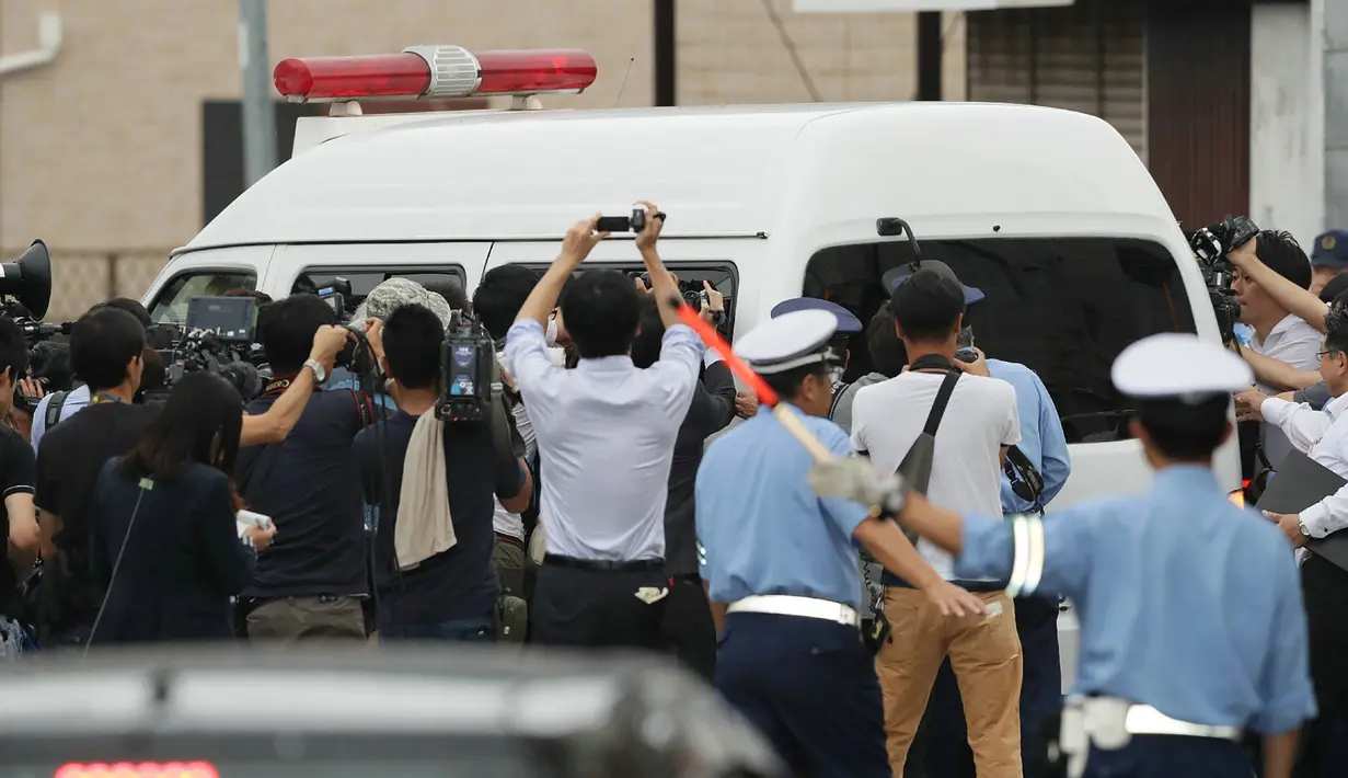 Pelaku pembantaian di sebuah panti penyandang cacat, Satoshi Uematsu saat berada di dalam mobil untuk di bawa ke kejaksaan di kantor polisi Tsukui, Jepang, Rabu (27/7). (AFP PHOTO/Jiji Press)
