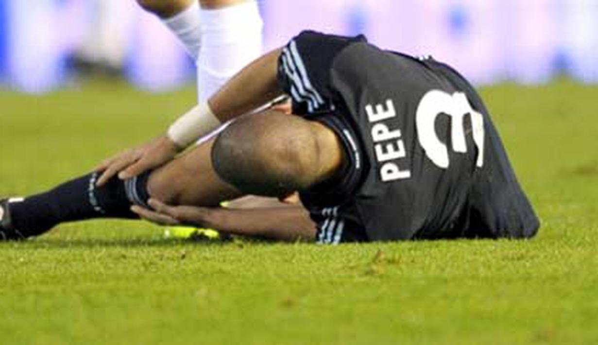 Defender Real Madrid asal Portugal, Pepe meringis kesakitan dalam laga lanjutan La Liga melawan Valencia di Estadio Mestalla, 12 Desember 2009. AFP PHOTO/JAVIER SORIANO. 