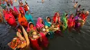 Sejumlah umat Hindu melakukan ritual menyembah dewa Matahari selama festival keagamaan Chhat Puja di Chandigarh, India (6/11). Ritual ini  merupakan bentuk terima kasih mereka kepada Dewa Matahari yang telah memberikan kehidupan. (Reuters/Ajay Verma)